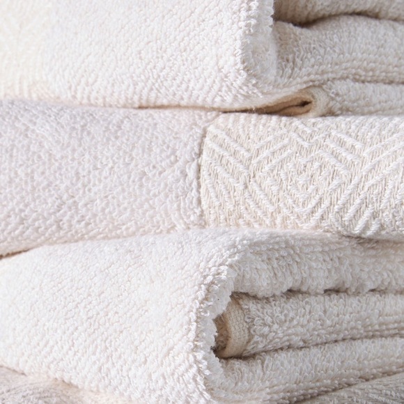 NEW Anthropologie Bramble Bath Towel •• White - Picture 4 of 5